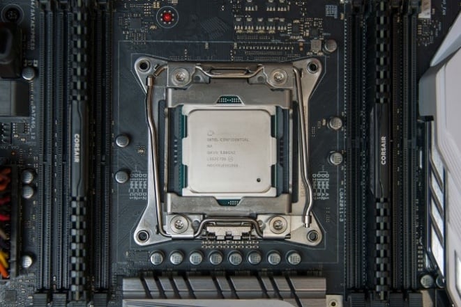 AIKU računari - Velika greška u Intel procesorima, dionice padaju